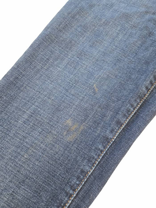 Détail zoomé d'un défaut sur un jean Levi's issu d'un lot Grade B.