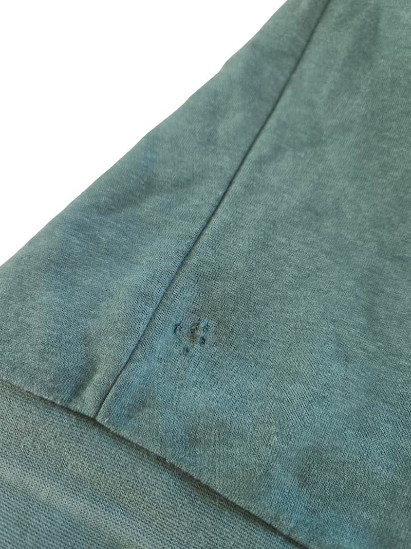 Détail d'un défaut sur un sweat de marque issu d'un lot Grade B.