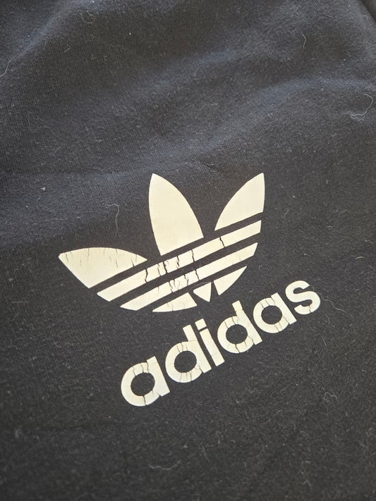 Détail d'un défaut sur un sweat de marque issu d'un lot Grade B.