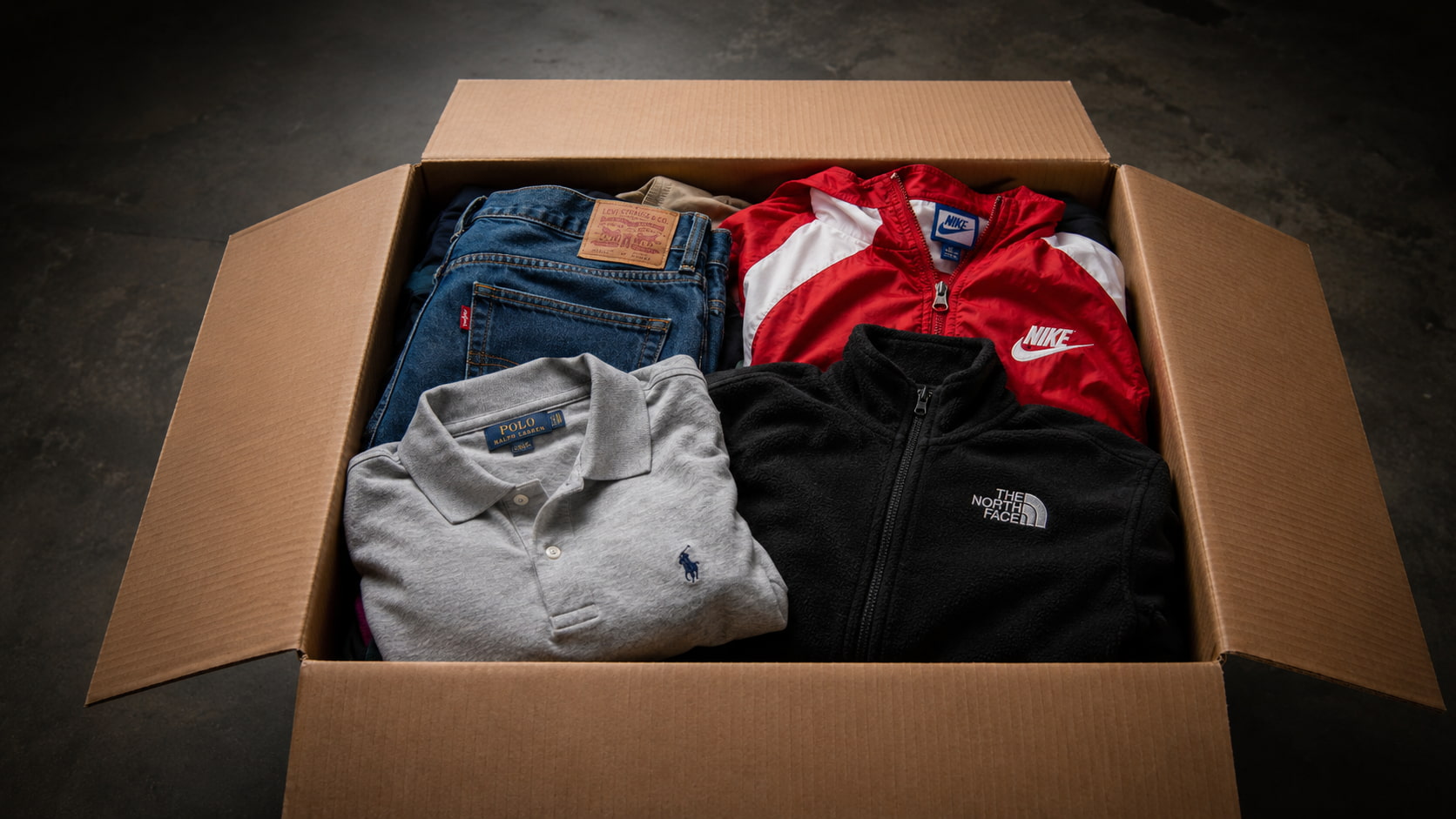 Une box remplie de vêtements de marque du grossiste ironbale