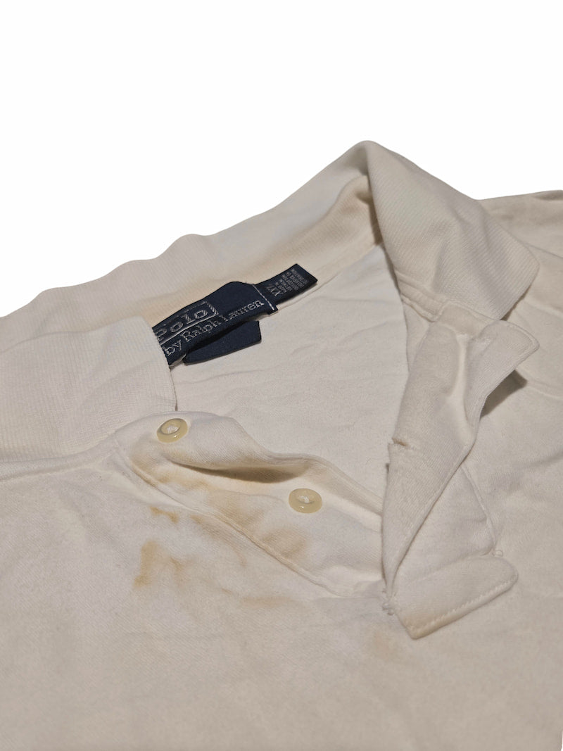 Détail d'un défaut prononcé sur un polo Ralph Lauren issu de notre sélection Grade C.