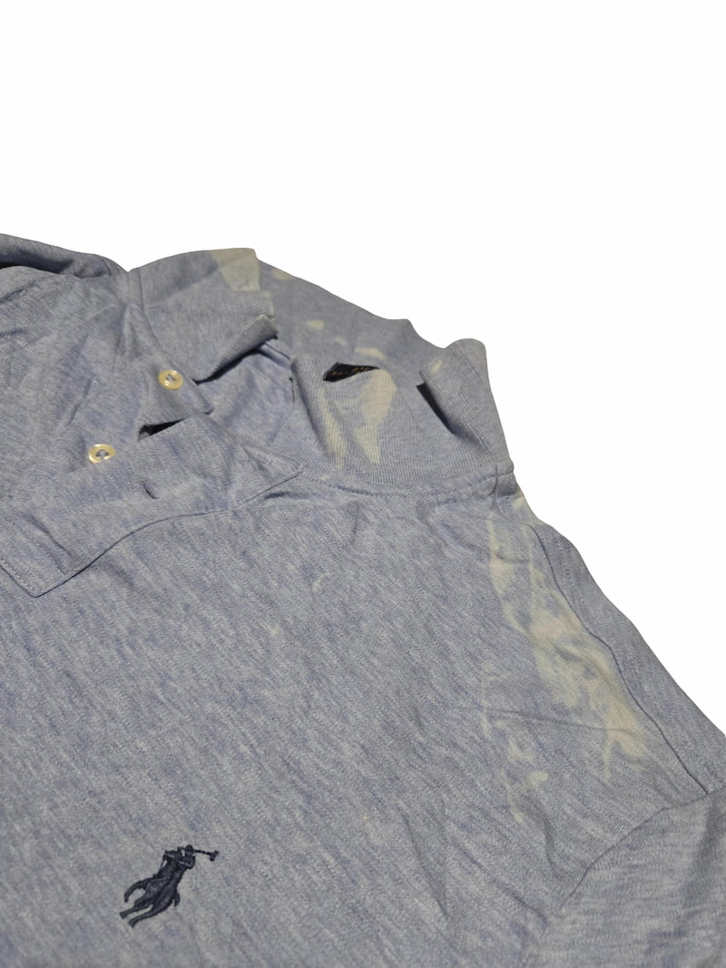 Détail d'un défaut prononcé sur un polo Ralph Lauren issu de notre sélection Grade C.