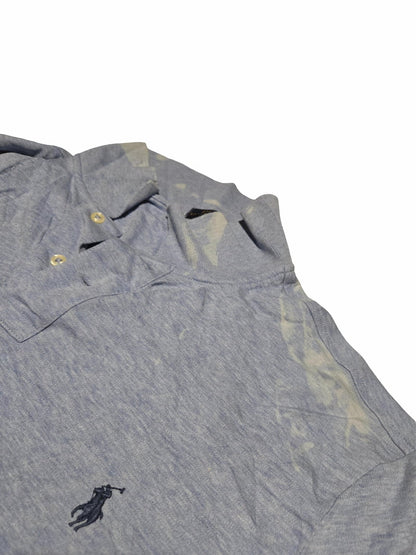 Détail d'un défaut prononcé sur un polo Ralph Lauren issu de notre sélection Grade C.