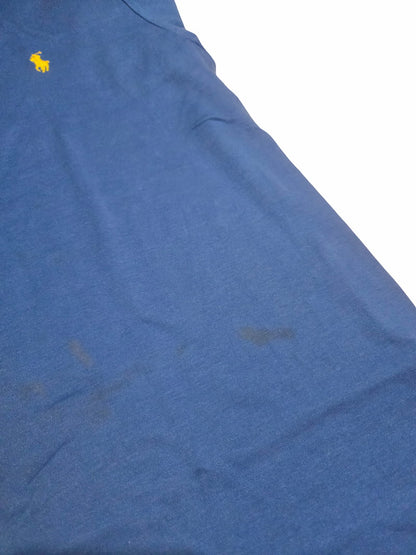Gros plan sur un défaut d'un polo Ralph Lauren issu d'un lot Grade B.