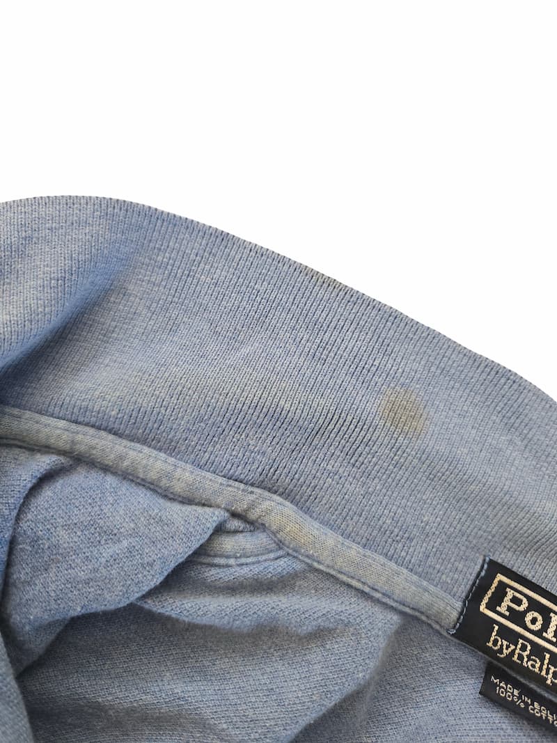 Gros plan sur un défaut d'un polo Ralph Lauren issu d'un lot Grade B.