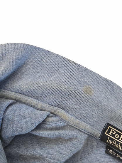 Gros plan sur un défaut d'un polo Ralph Lauren issu d'un lot Grade B.