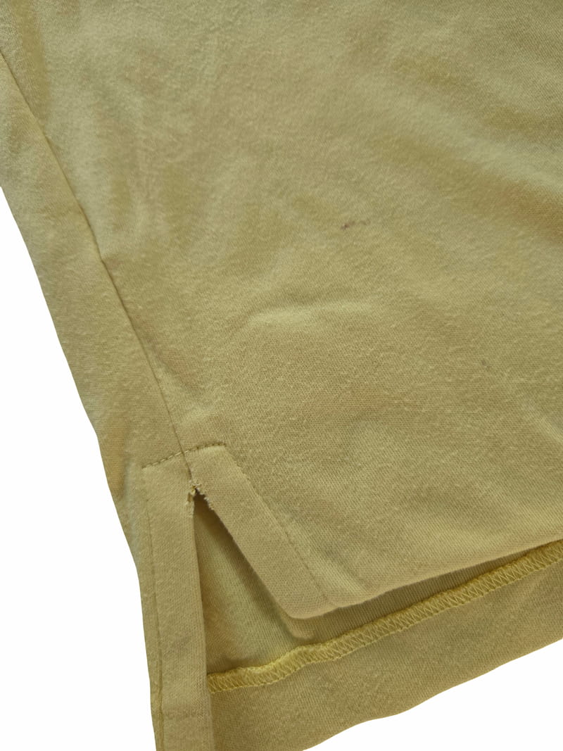 Gros plan sur un défaut d'un polo Ralph Lauren issu d'un lot Grade B.