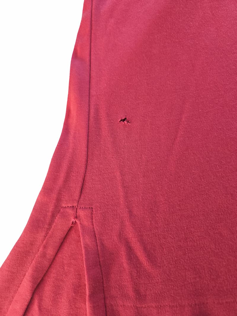 Gros plan sur un défaut d'un polo Ralph Lauren issu d'un lot Grade B.