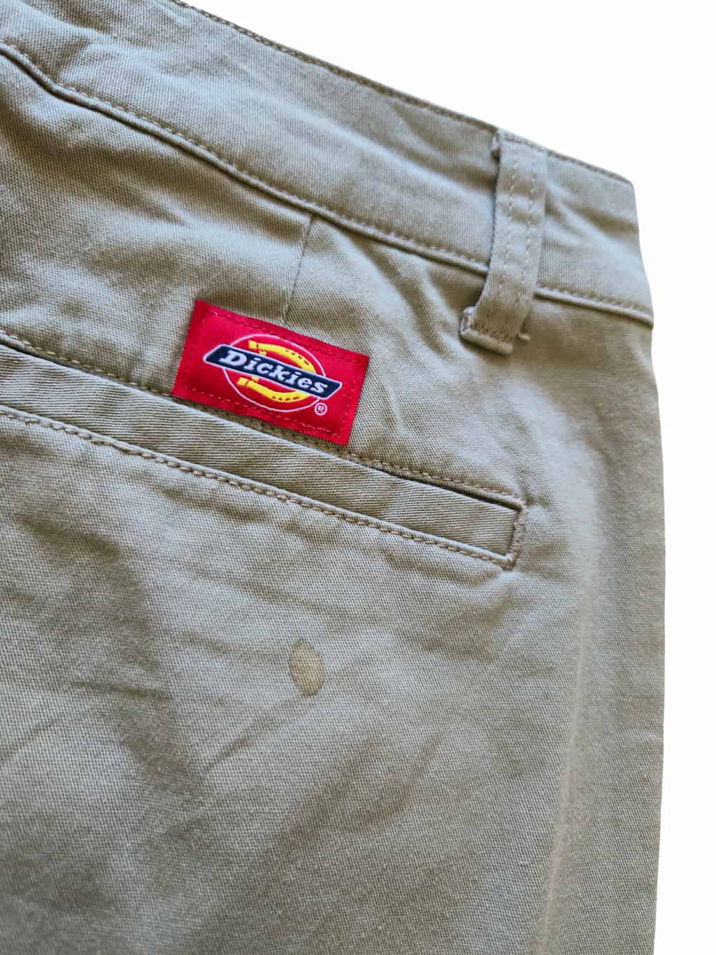 Détail zoomé d'un défaut sur un pantalon dickies issu d'un lot Grade B.