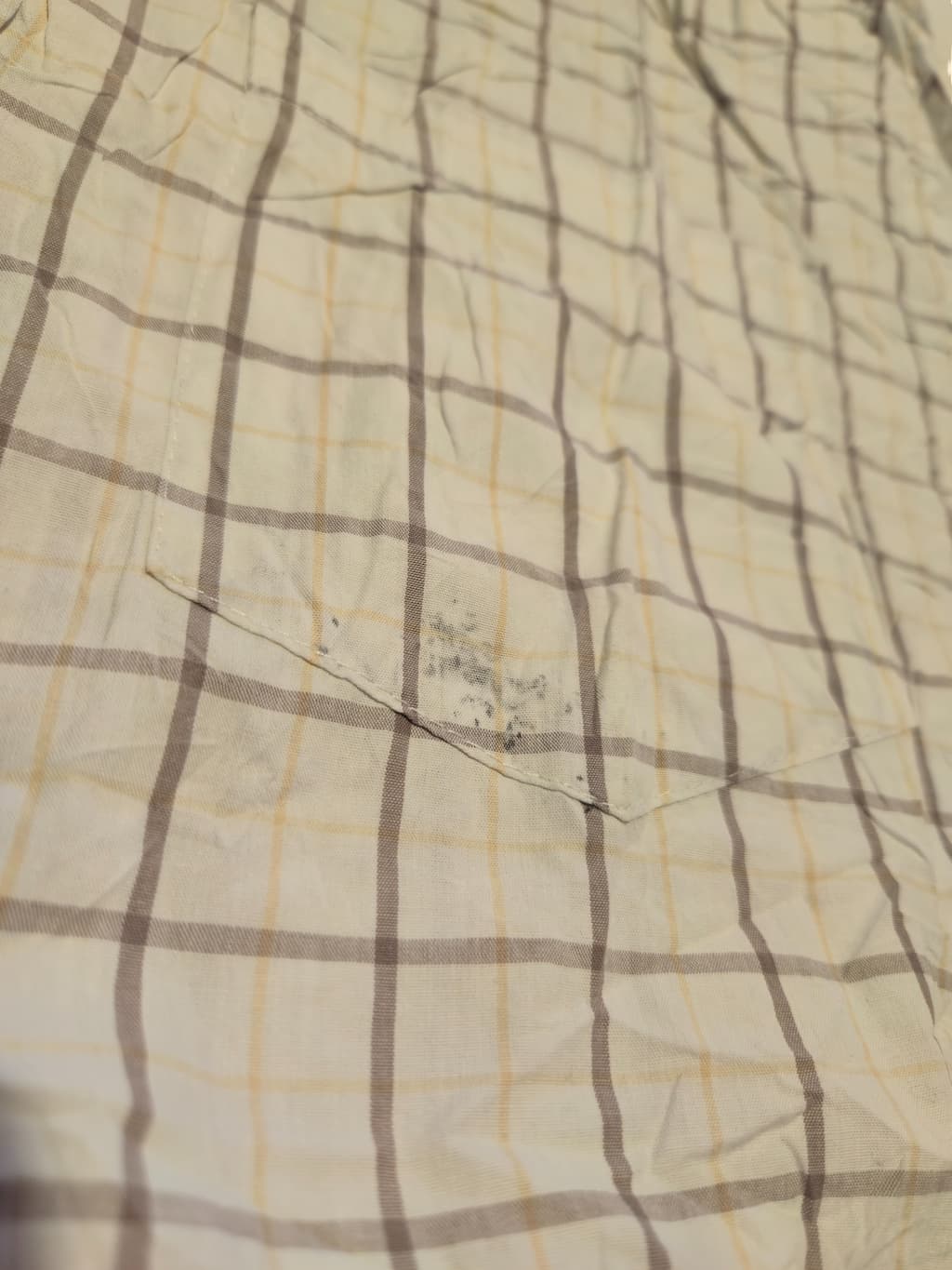 Détail zoomé d'un défaut sur une chemise Wrangler issu d'un lot Grade B.