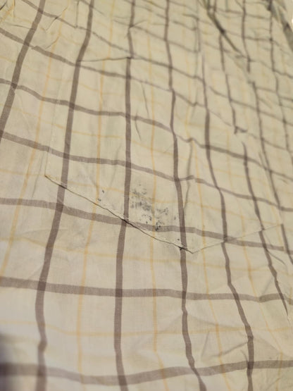 Détail zoomé d'un défaut sur une chemise Wrangler issu d'un lot Grade B.