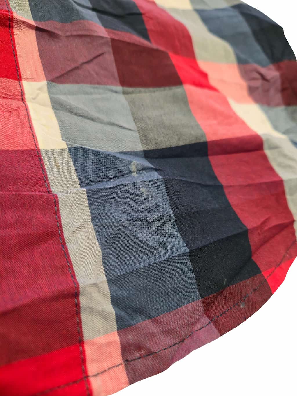 Détail zoomé d'un défaut sur une chemise Wrangler issu d'un lot Grade B.