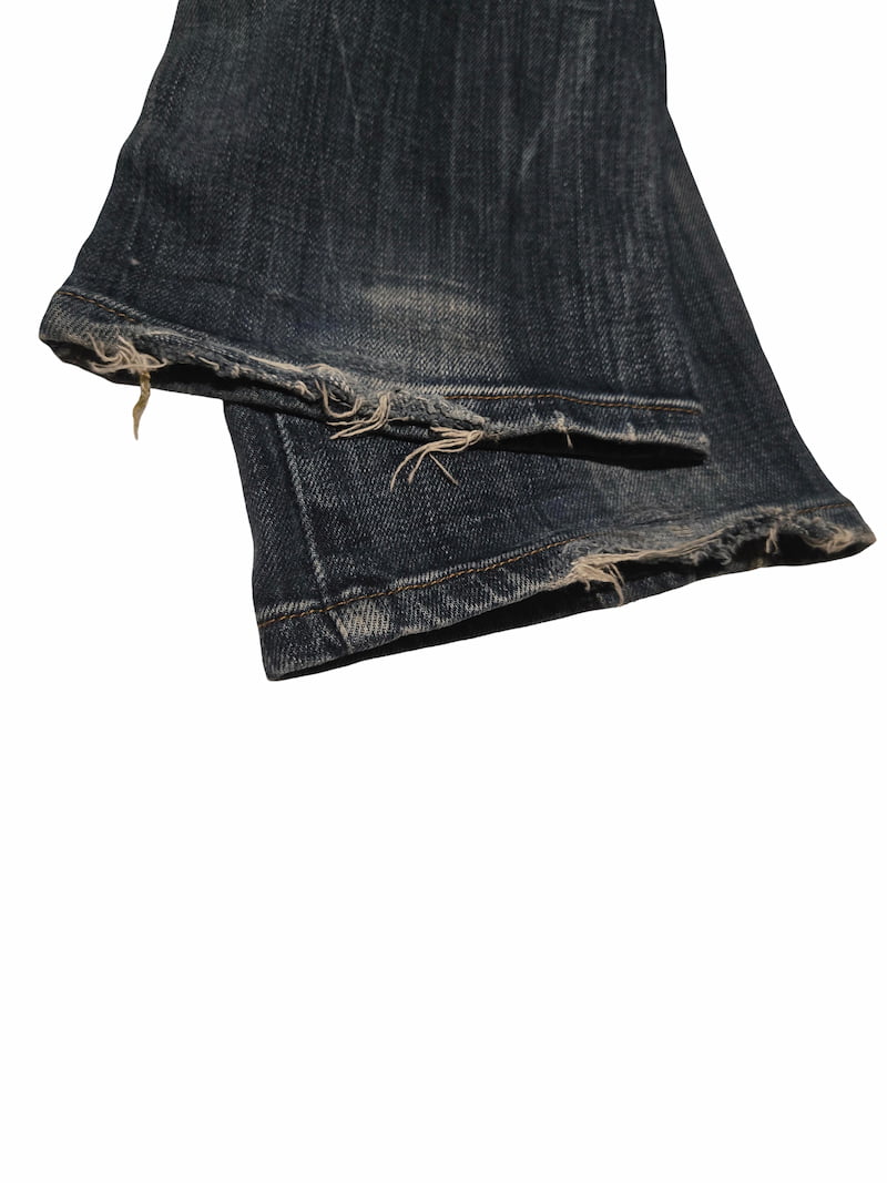 Détail zoomé d'un défaut sur un jean Levi's issu d'un lot Grade B.