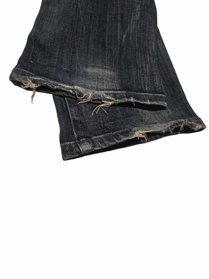 Détail zoomé d'un défaut sur un jean Levi's issu d'un lot Grade B.