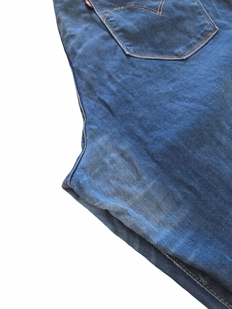 Détail zoomé d'un défaut sur un jean Levi's issu d'un lot Grade B.