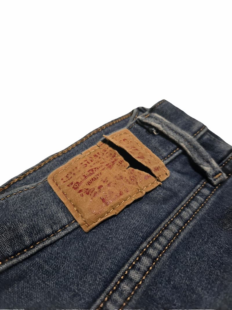 Détail zoomé d'un défaut sur un jean Levi's issu d'un lot Grade B.