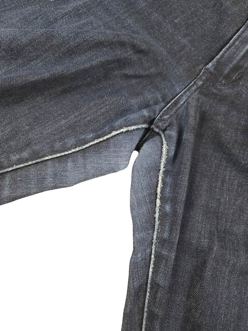 Détail zoomé d'un défaut sur un jean Levi's issu d'un lot Grade B.