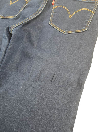 Détail zoomé d'un défaut sur un jean Levi's issu d'un lot Grade B.