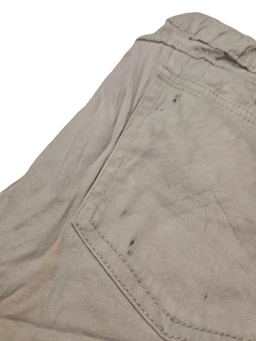 Détail zoomé d'un défaut sur un pantacourt Lee issu d'un lot Grade B.