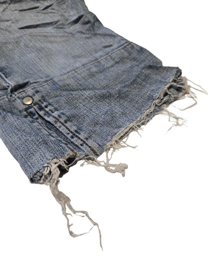 Détail zoomé d'un défaut sur un pantacourt Lee et Levi's issu d'un lot Grade B.