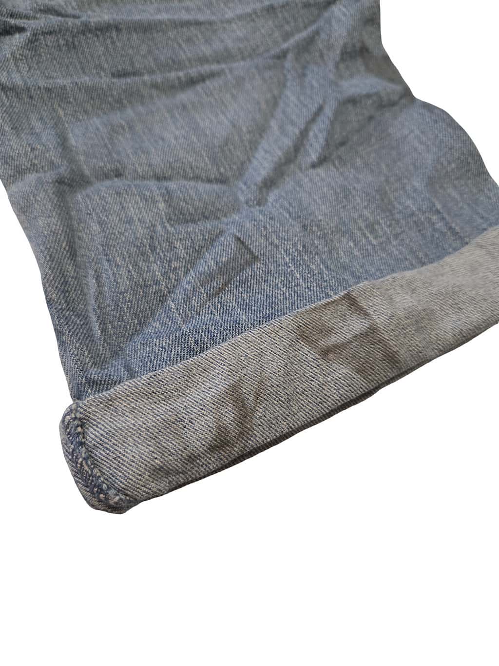 Détail zoomé d'un défaut sur un pantacourt Lee et Levi's issu d'un lot Grade B.