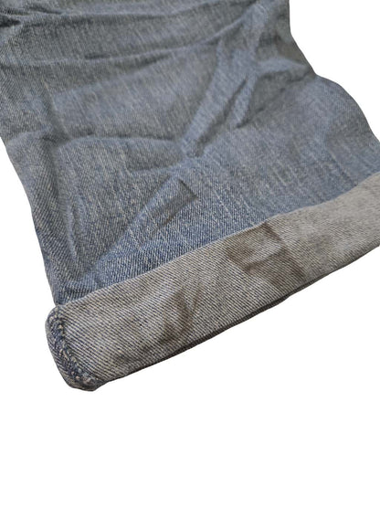Détail zoomé d'un défaut sur un pantacourt Lee et Levi's issu d'un lot Grade B.
