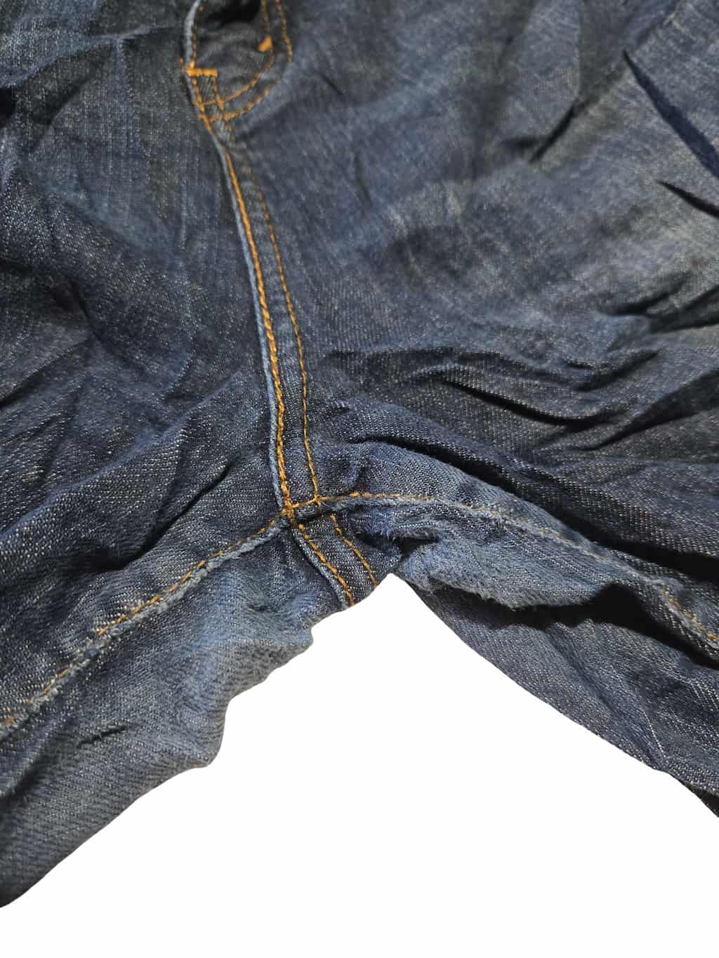 Détail zoomé d'un défaut sur un pantacourt Lee et Levi's issu d'un lot Grade B.