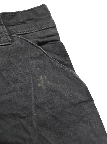 Détail zoomé d'un défaut sur un pantalon Dickies et Tommy Hilfiger issu d'un lot Grade B.