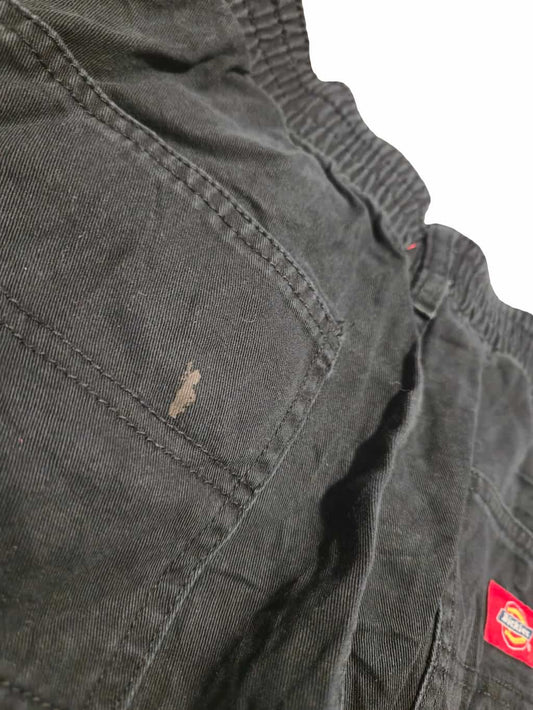 Détail zoomé d'un défaut sur un pantalon Dickies et Tommy Hilfiger issu d'un lot Grade B.