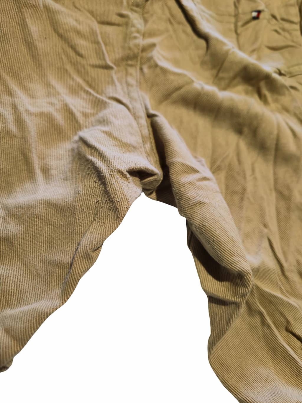 Détail zoomé d'un défaut sur un pantalon Dickies et Tommy Hilfiger issu d'un lot Grade B.