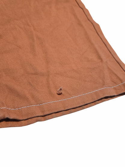 Détail zoomé d'un défaut sur un pantalon Dickies et Tommy Hilfiger issu d'un lot Grade B.