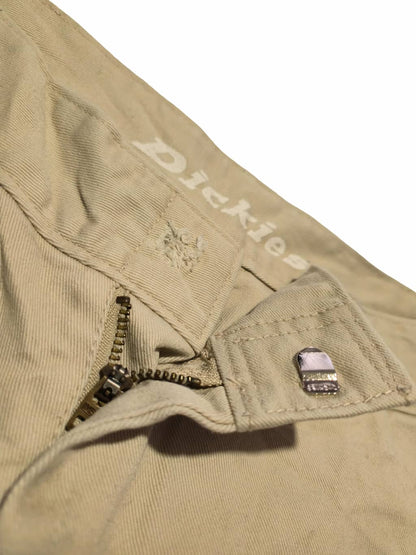 Détail zoomé d'un défaut sur un pantalon Dickies et Tommy Hilfiger issu d'un lot Grade B.