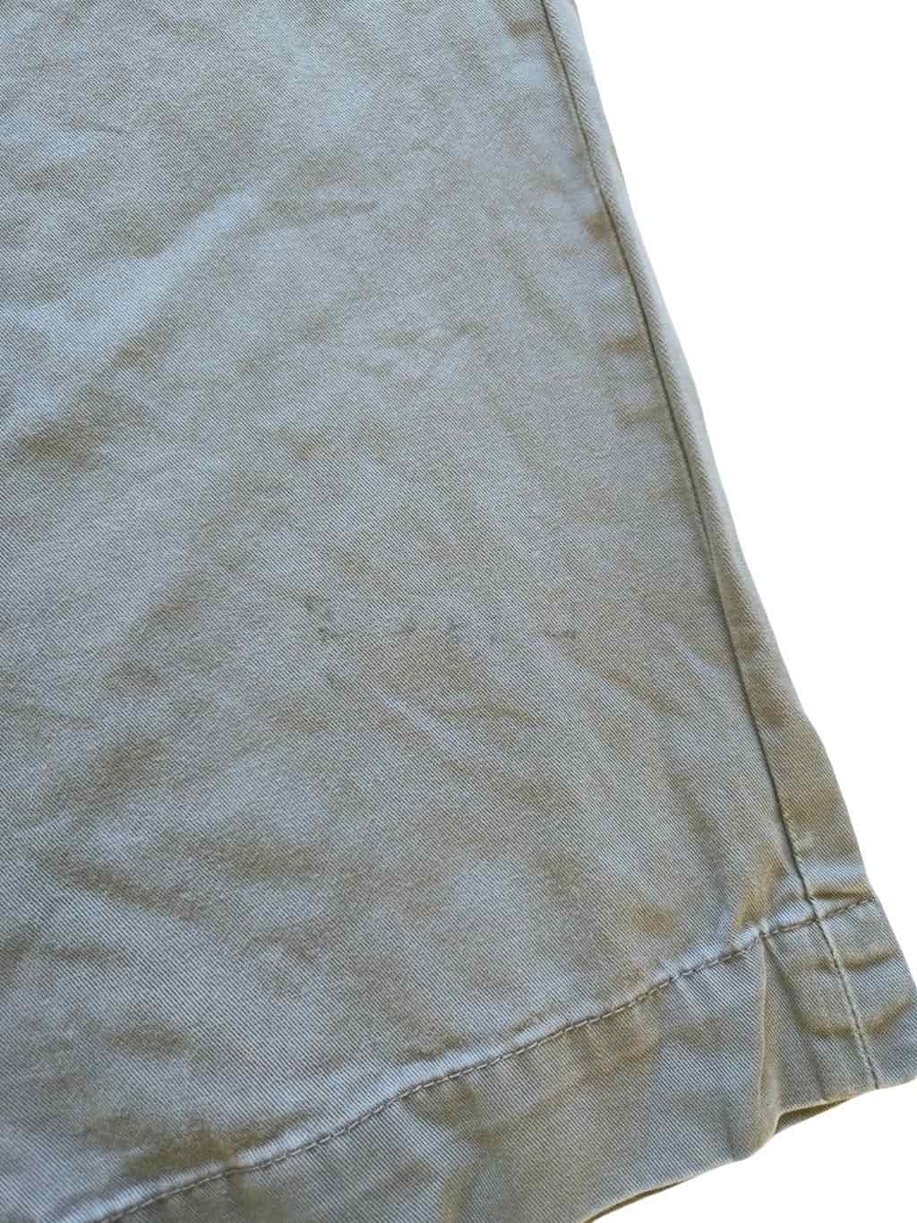 Détail zoomé d'un défaut sur un pantalon ralph lauren beige issu d'un lot Grade B.