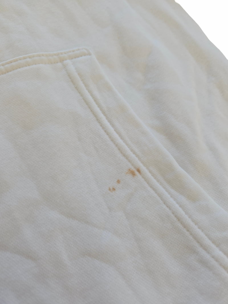 Détail d'un défaut sur un sweat de marque issu d'un lot Grade B.
