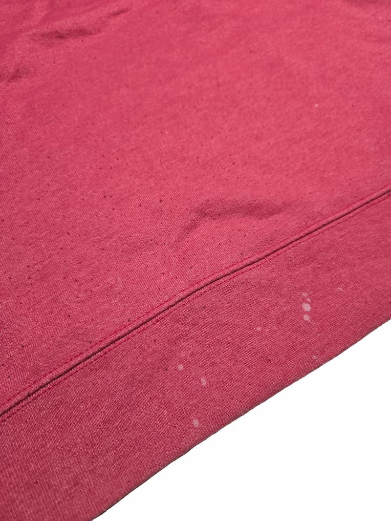 Détail d'un défaut sur un sweat de marque issu d'un lot Grade B.