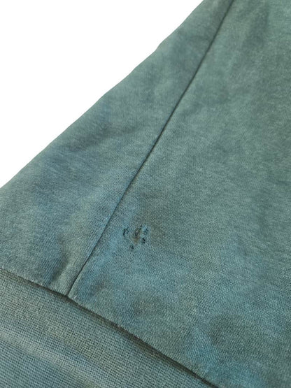 Détail d'un défaut sur un sweat de marque issu d'un lot Grade B.