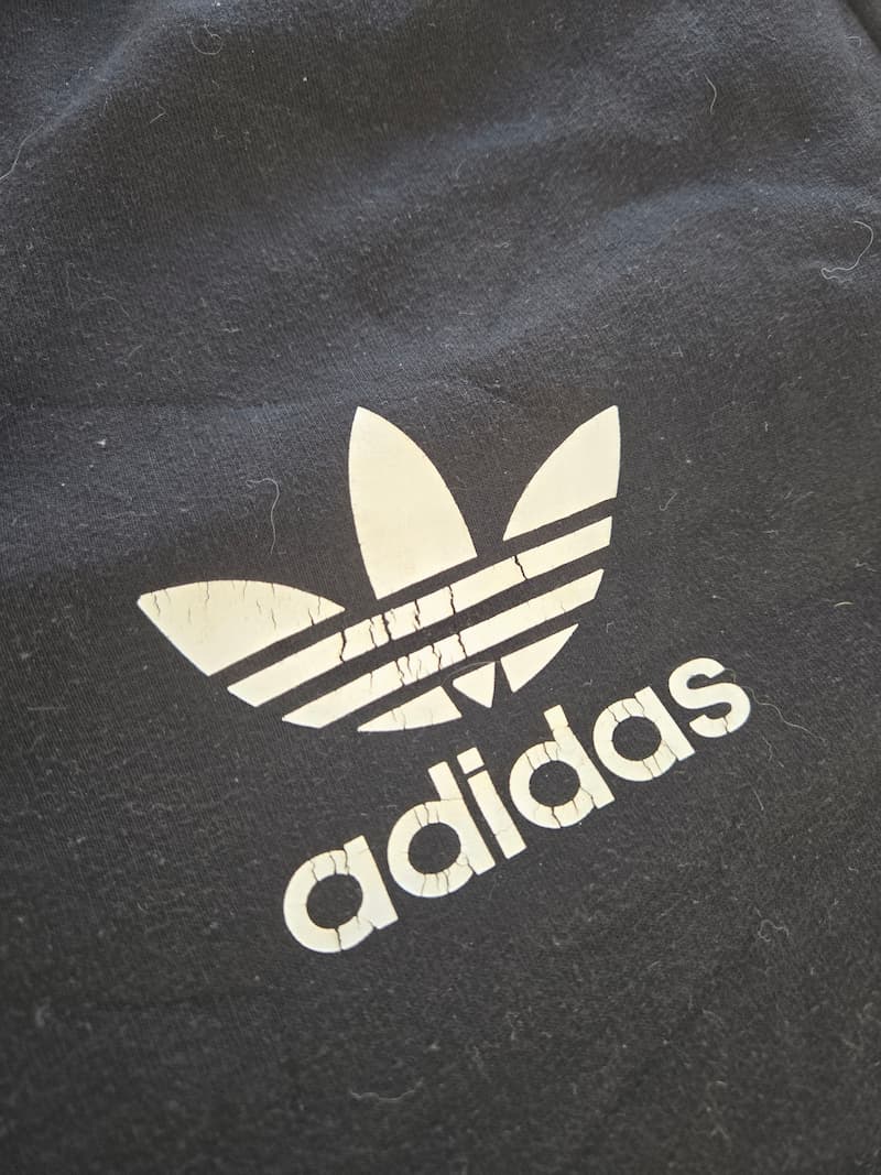 Détail d'un défaut sur un sweat de marque issu d'un lot Grade B.