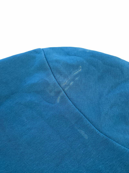 Détail d'un défaut sur un sweat de marque issu d'un lot Grade B.