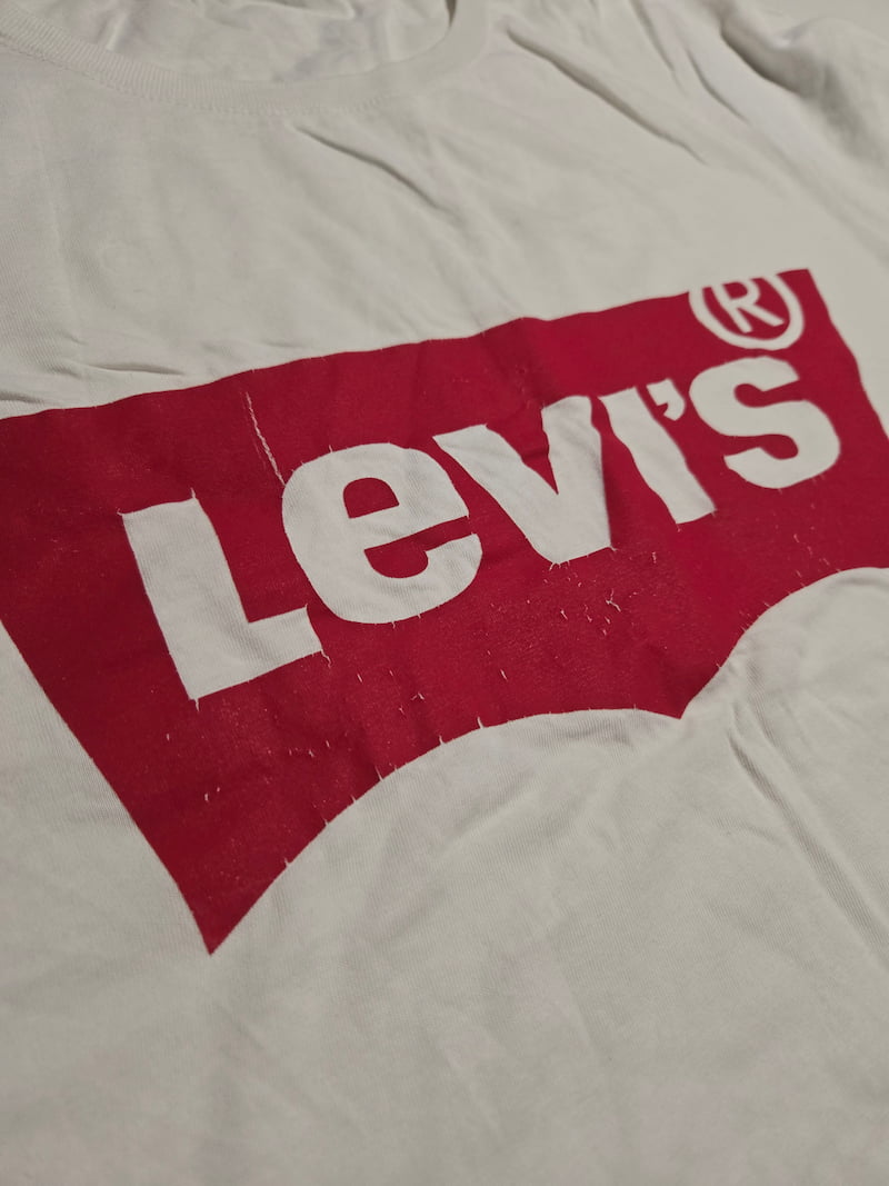 Détail d'un défaut sur un haut de marque issu d'un lot Grade B.