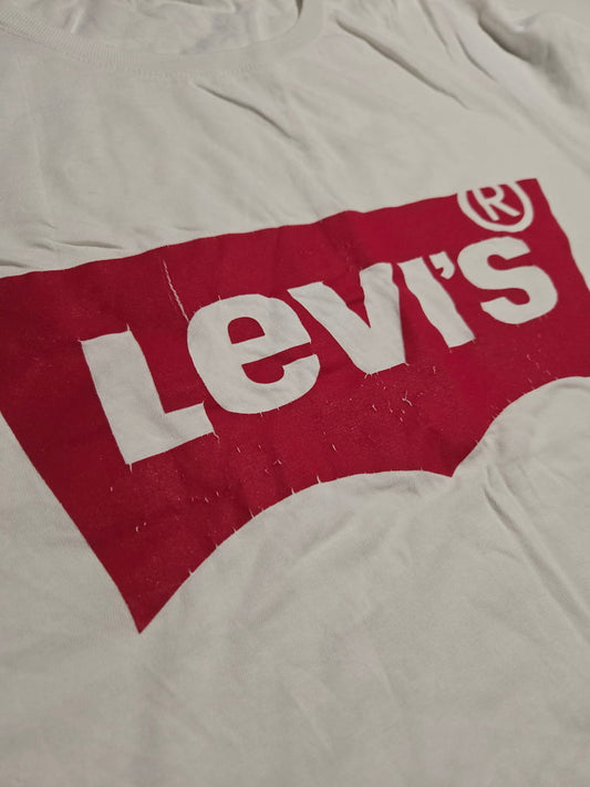 Détail d'un défaut sur un haut de marque issu d'un lot Grade B.
