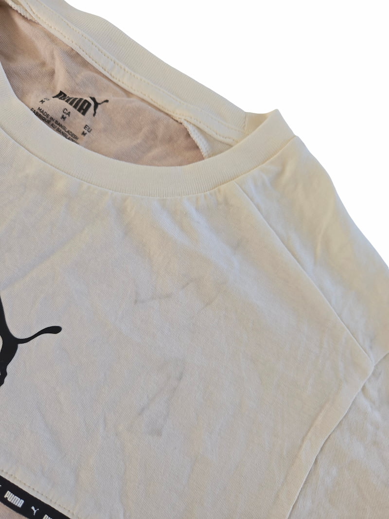 Détail d'un défaut sur un haut de marque issu d'un lot Grade B.