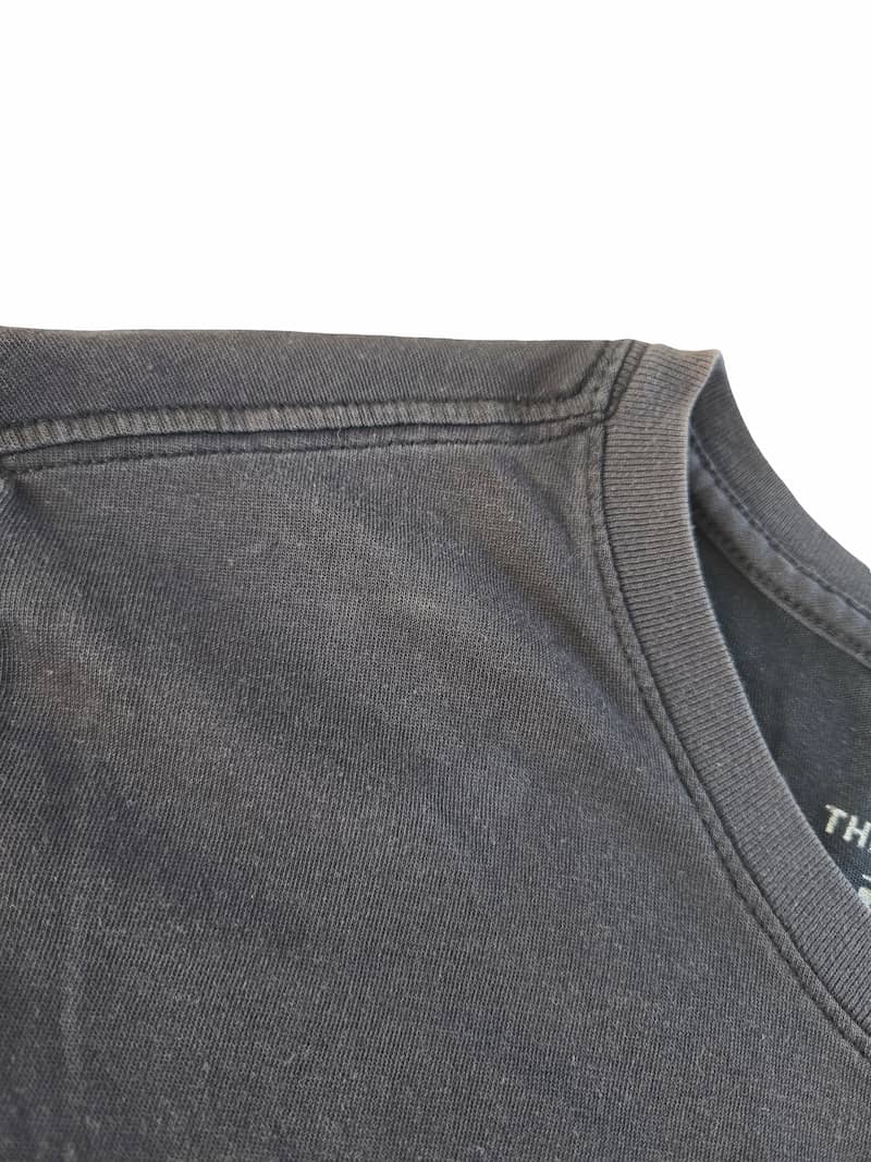 Détail d'un défaut sur un haut de marque issu d'un lot Grade B.
