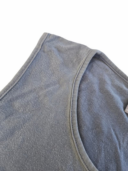 Détail d'un défaut sur un haut de marque issu d'un lot Grade B.