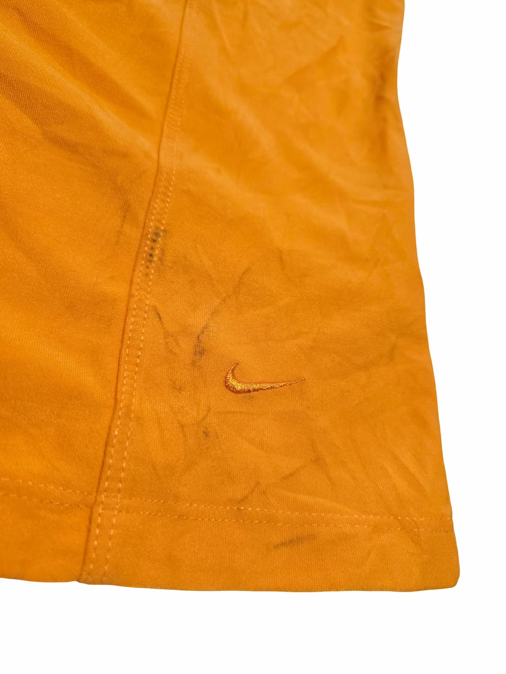 Détail zoomé d'un défaut sur un vêtement Nike issu d'un lot Grade B.