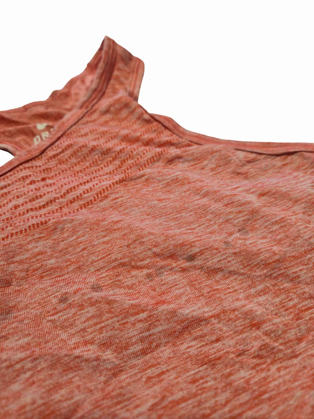 Détail zoomé d'un défaut sur un vêtement Nike issu d'un lot Grade B.