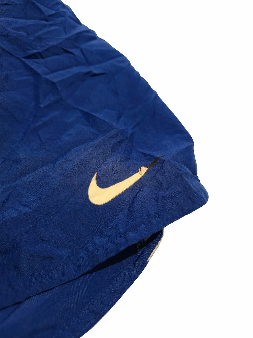 Détail zoomé d'un défaut sur un vêtement Nike issu d'un lot Grade B.