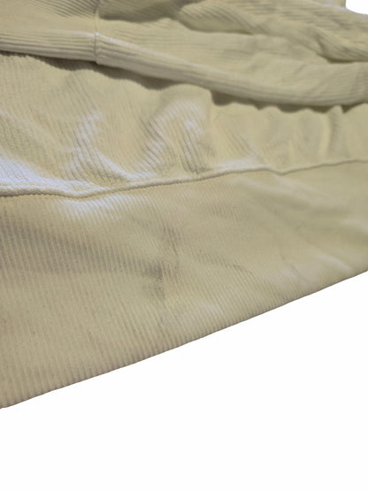 Détail zoomé d'un défaut sur un vêtement Nike issu d'un lot Grade B.