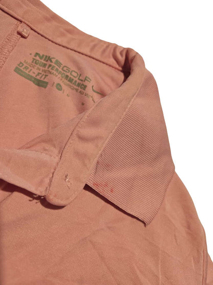 Détail zoomé d'un défaut sur un vêtement Nike issu d'un lot Grade B.