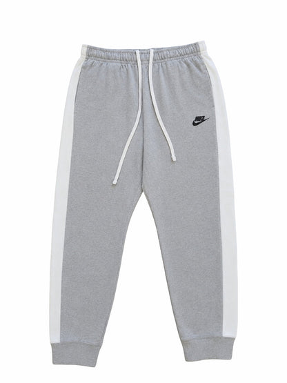 Jogging Nike de seconde main plié en parfaite condition Grade A pour revendeurs.