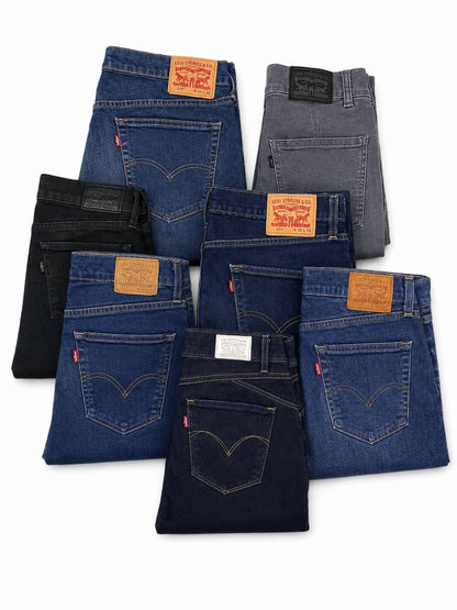 Lot de jeans Levi's de seconde main pliés en parfaite condition Grade A pour revendeurs.
